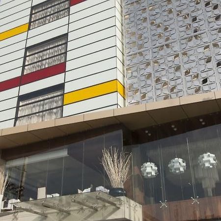 Hotel Celesta - Kalkuta Zewnętrze zdjęcie