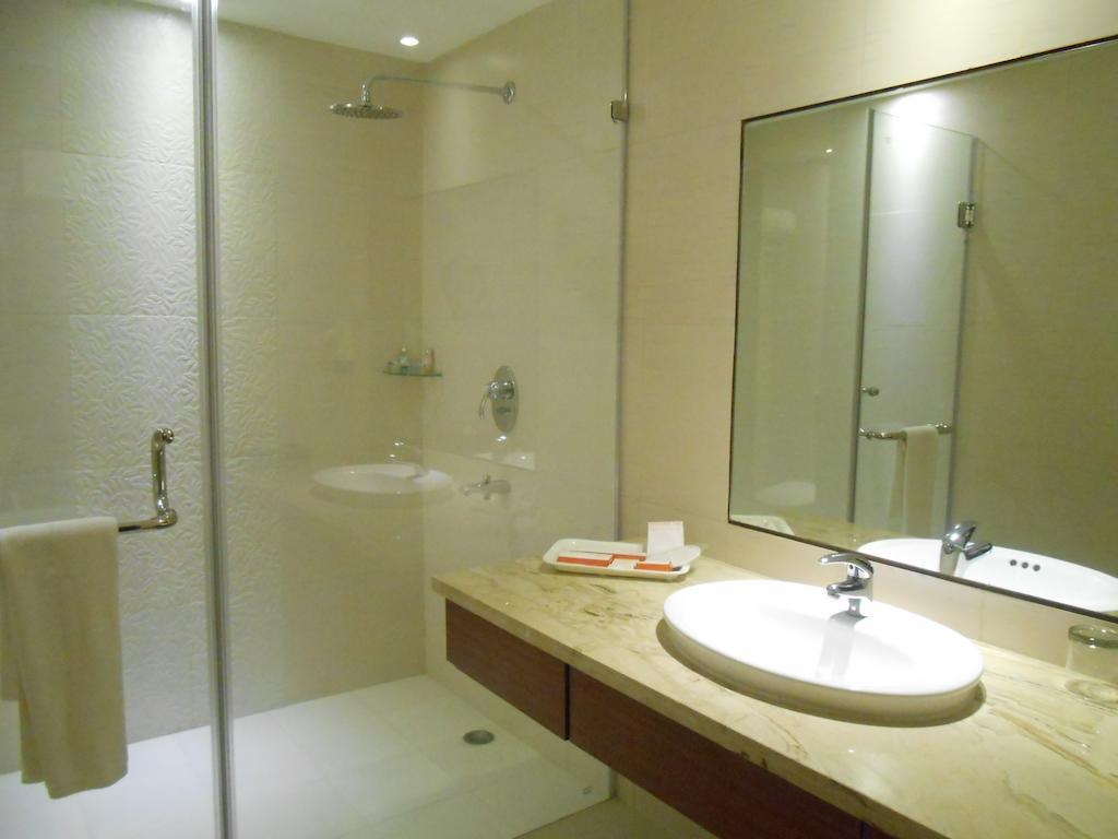 Hotel Celesta - Kalkuta Zewnętrze zdjęcie