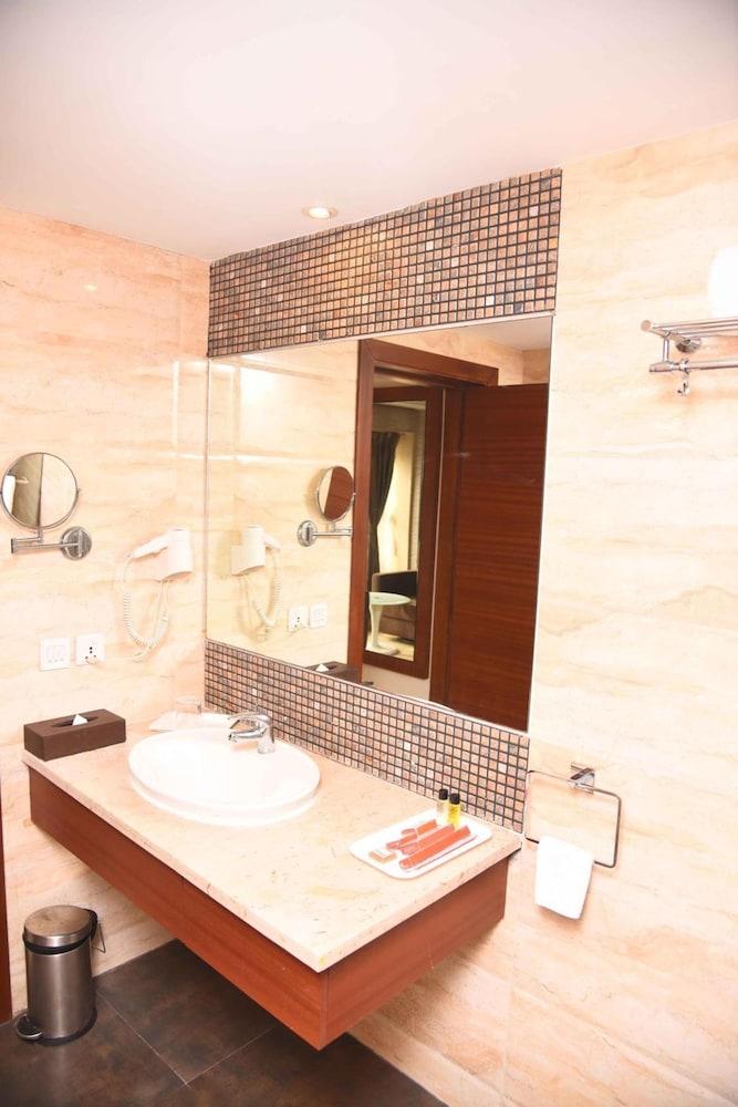 Hotel Celesta - Kalkuta Zewnętrze zdjęcie