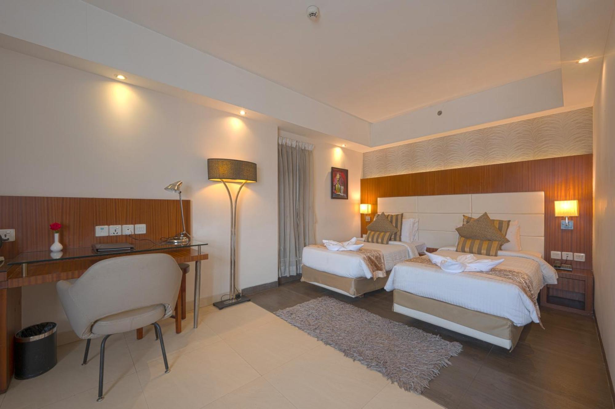 Hotel Celesta - Kalkuta Zewnętrze zdjęcie