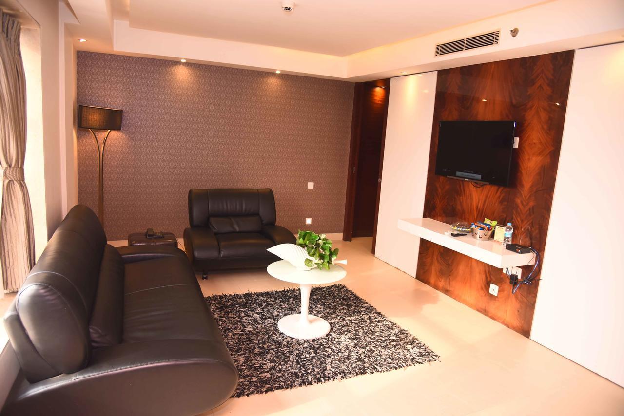 Hotel Celesta - Kalkuta Zewnętrze zdjęcie