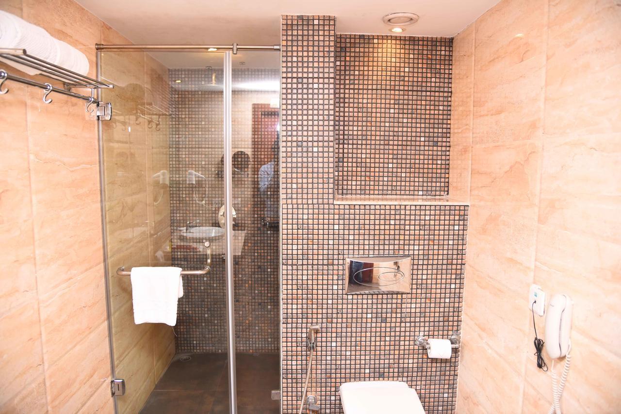 Hotel Celesta - Kalkuta Zewnętrze zdjęcie