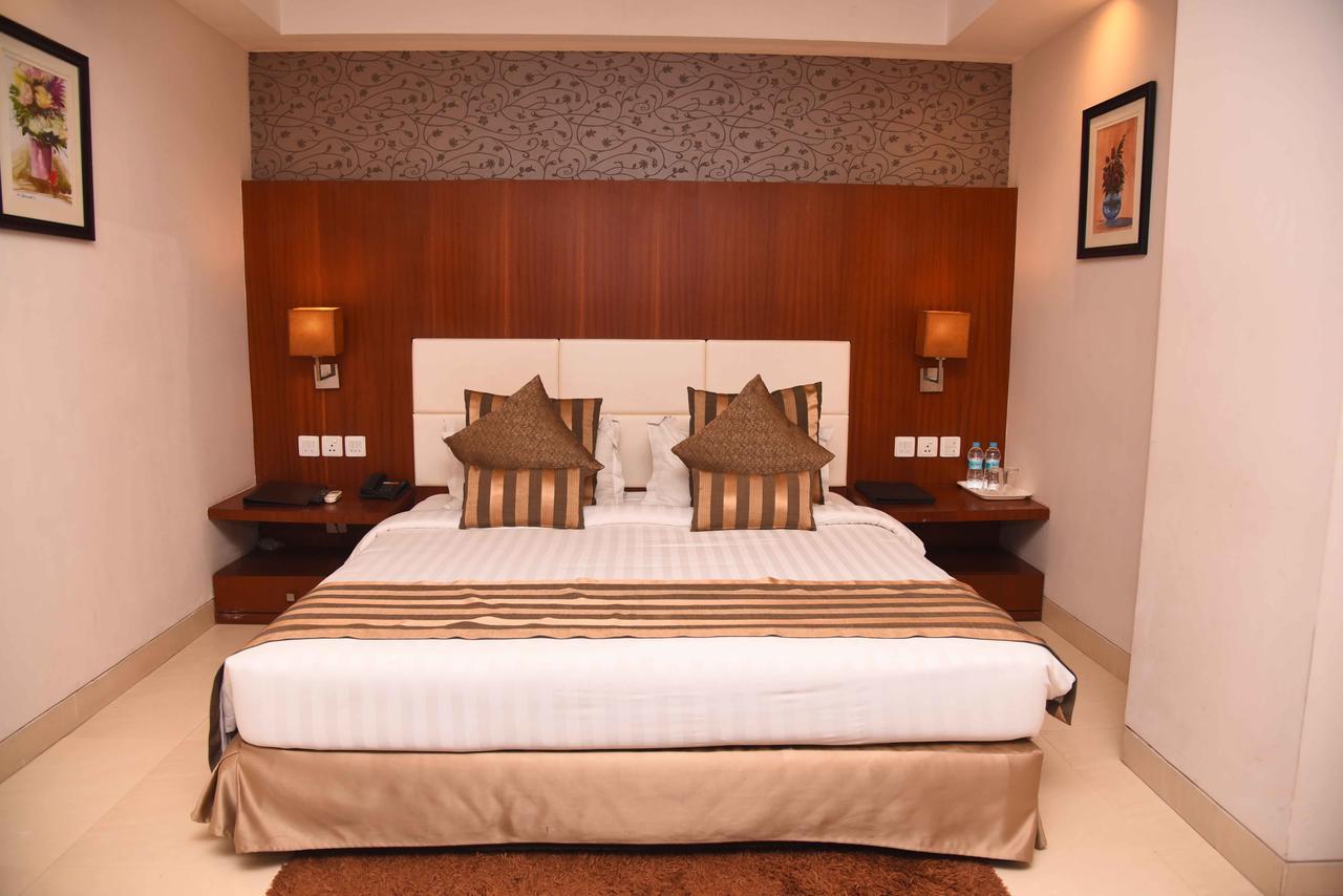 Hotel Celesta - Kalkuta Zewnętrze zdjęcie