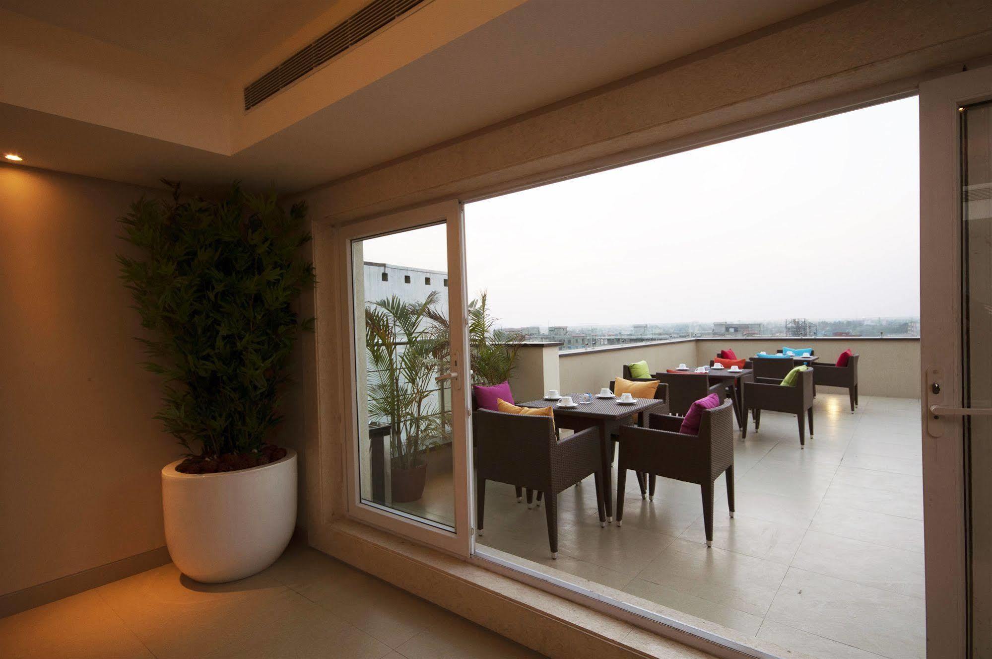 Hotel Celesta - Kalkuta Zewnętrze zdjęcie