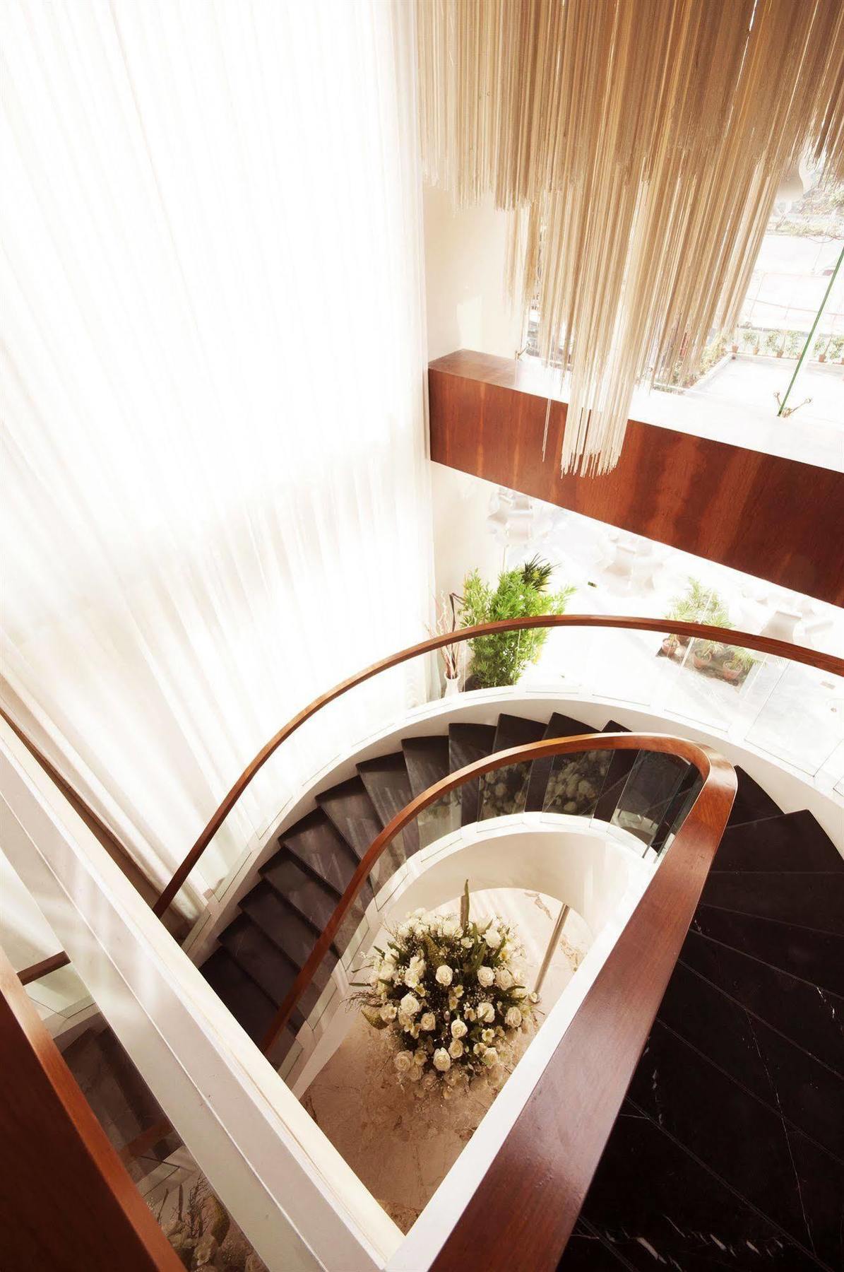 Hotel Celesta - Kalkuta Zewnętrze zdjęcie