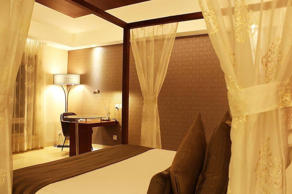 Hotel Celesta - Kalkuta Zewnętrze zdjęcie
